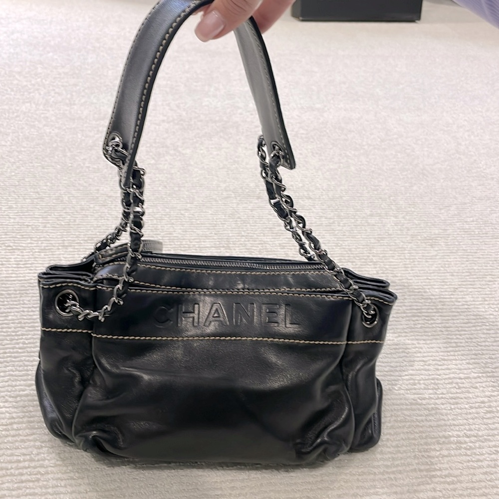 CHANEL BLACK LEATHER shoulder bag vintage